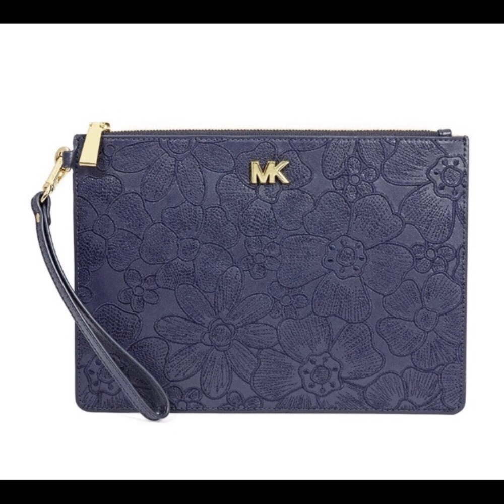 โ
โ
BEAUTIFUL MICHAEL KORS CLUTCH๐๐ - Picture 1 of 4